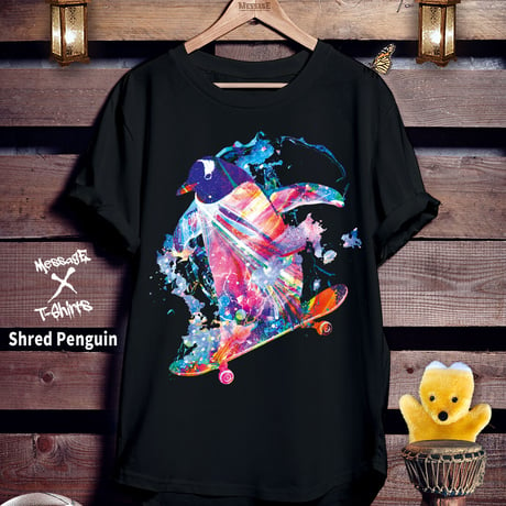スケートボード黒Tシャツ「Shred Penguin」