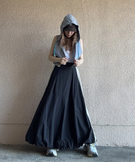バックメッシュパーカーベスト＋Amu2ウェイタンクトップ＋サイドラインバルーンスカート