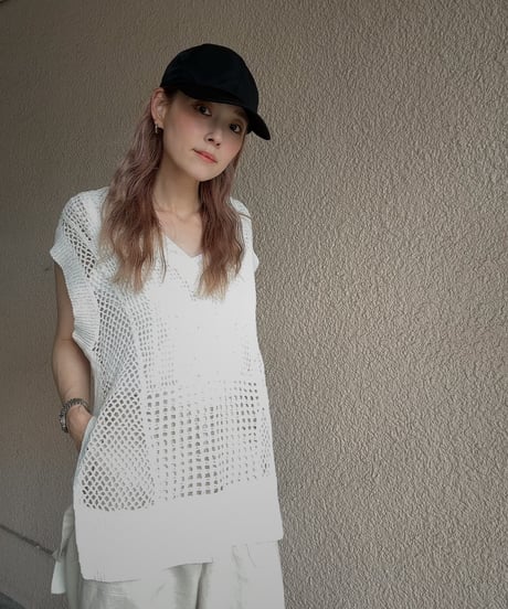 クロシェハンドニットベスト＋Amu2ウェイタンクトップ＋サスペンダーワイドパンツ