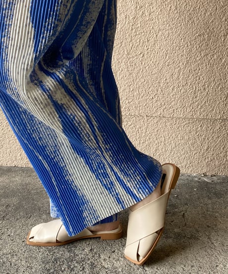 cross flat shoes