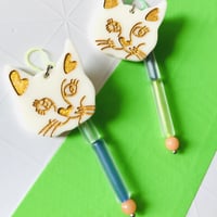 ネオンネコ光らせてピアス