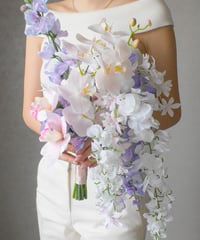 【ブートニア付き】藤が揺れる透明パープルブーケ｜オーキッド×コチョウランのしだれデザイン｜造花ウェディング・前撮りにも◎