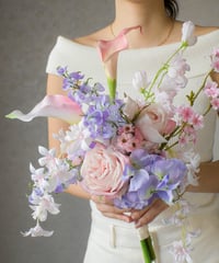 【ブートニア付き】ラベンダーパープルの流れるブーケ｜カラー×藤のしだれラインが美しい｜アーティフィシャル