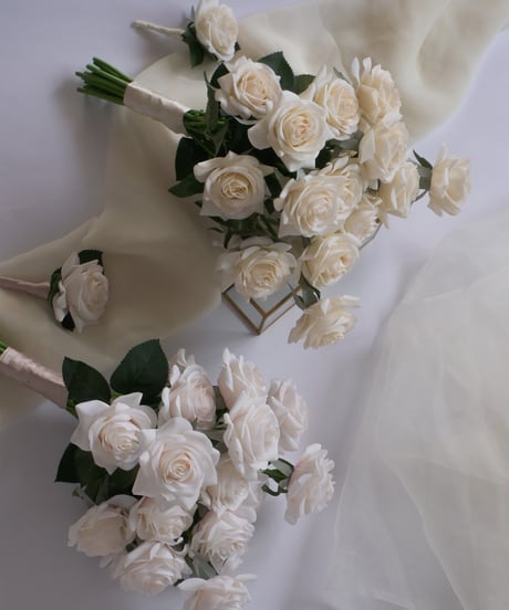 【ブートニア付き】ホワイトピンクローズのブーケ｜韓国風シンプルデザインのホワイト バラ｜結婚式・ウェディングフォトにも◎
