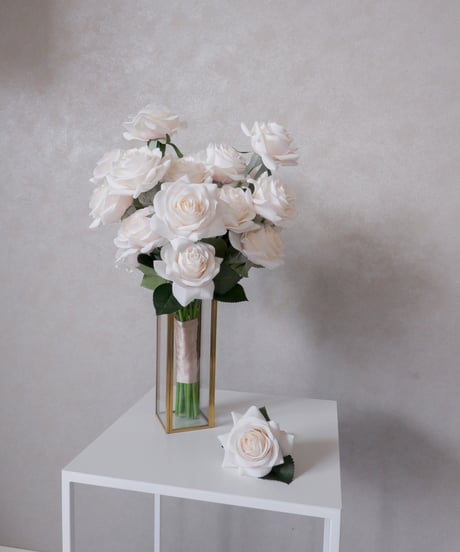 【ブートニア付き】ホワイトピンクローズのブーケ｜韓国風シンプルデザインのホワイト バラ｜結婚式・ウェディングフォトにも◎