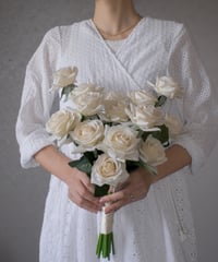 【ブートニア付き】ベージュローズのブーケ｜韓国風シンプルデザインのホワイト バラ｜造花ウェディング・前撮りにも◎