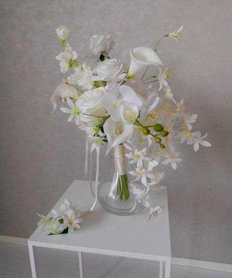 【ブートニア付き】垂れリボンが揺れる韓国スタイル｜白カラー×ローズ×オーキッドの大人ブーケ｜アーティフィシャル