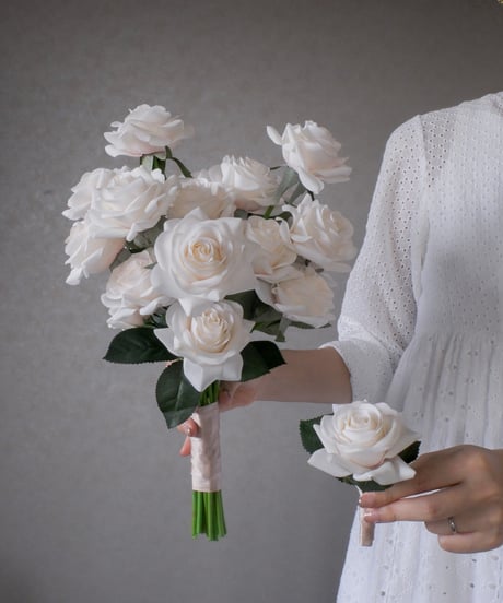 【ブートニア付き】ホワイトピンクローズのブーケ｜韓国風シンプルデザインのホワイト バラ｜結婚式・ウェディングフォトにも◎