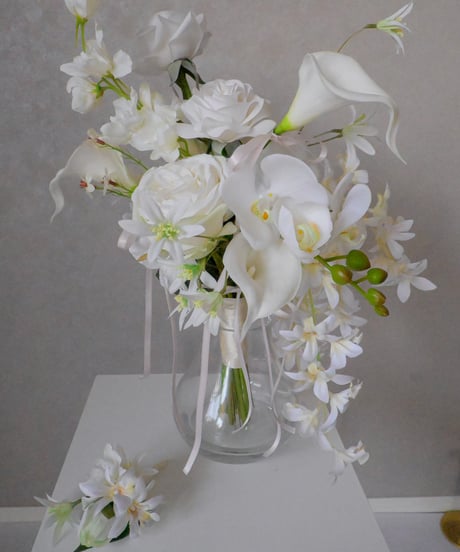 【ブートニア付き】垂れリボンが揺れる韓国スタイル｜白カラー×ローズ×オーキッドの大人ブーケ｜アーティフィシャル