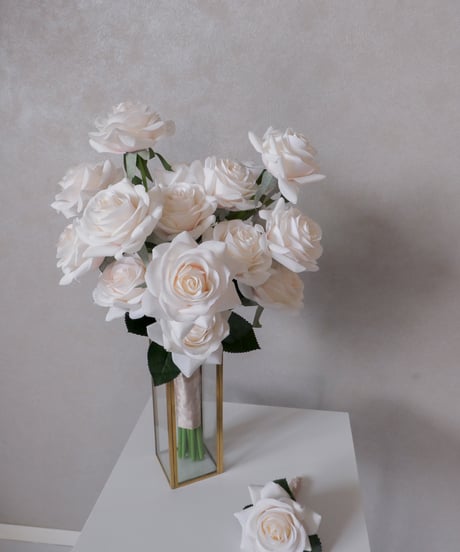 【ブートニア付き】ホワイトピンクローズのブーケ｜韓国風シンプルデザインのホワイト バラ｜結婚式・ウェディングフォトにも◎
