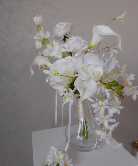 【ブートニア付き】垂れリボンが揺れる韓国スタイル｜白カラー×ローズ×オーキッドの大人ブーケ｜アーティフィシャル