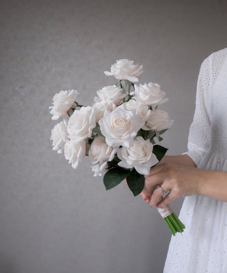 【ブートニア付き】ホワイトピンクローズのブーケ｜韓国風シンプルデザインのホワイト バラ｜結婚式・ウェディングフォトにも◎