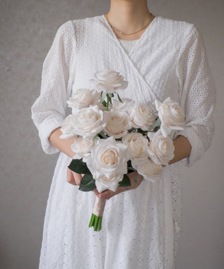 【ブートニア付き】ホワイトピンクローズのブーケ｜韓国風シンプルデザインのホワイト バラ｜結婚式・ウェディングフォトにも◎