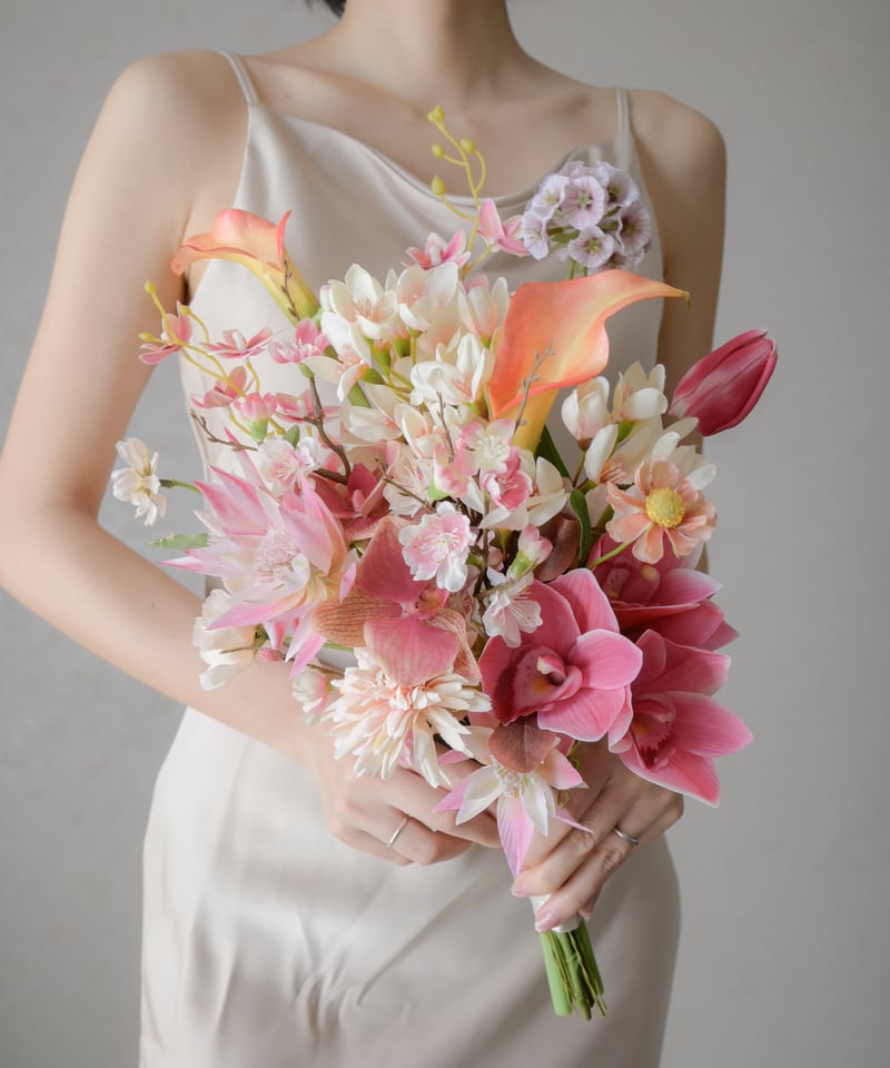 ウェディングブーケ 造花 アーティカルフラワー トロピカルカラーのスワッグブーケ | 造花ブーケ ウェディングブーケ