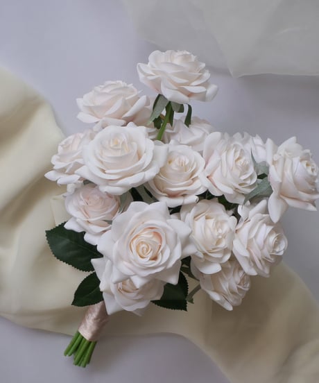 【ブートニア付き】ホワイトピンクローズのブーケ｜韓国風シンプルデザインのホワイト バラ｜結婚式・ウェディングフォトにも◎