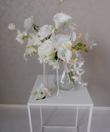 【ブートニア付き】垂れリボンが揺れる韓国スタイル｜白カラー×ローズ×オーキッドの大人ブーケ｜アーティフィシャル