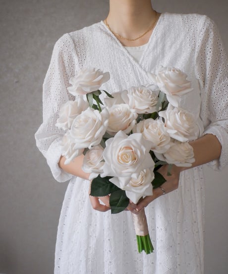 【ブートニア付き】ホワイトピンクローズのブーケ｜韓国風シンプルデザインのホワイト バラ｜結婚式・ウェディングフォトにも◎