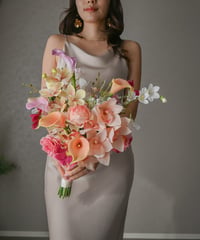 カラーとシンビジュームの造花ブーケ｜結婚式・前撮り・機内持ち込み対応（造花）| ウェディング アプリコット　縦長