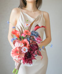 ボルドー × テラコッタ×青小花 造花ブーケ｜縦長・大きめ｜カラー ダリア　ダークカラー　前撮り フォトウェディング