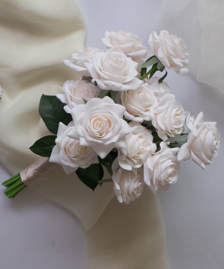 【ブートニア付き】ホワイトピンクローズのブーケ｜韓国風シンプルデザインのホワイト バラ｜結婚式・ウェディングフォトにも◎