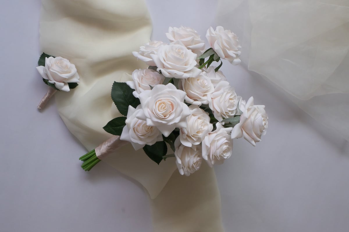 ホワイトピンクローズの高級造花ブーケ｜韓国風シンプルデザインの