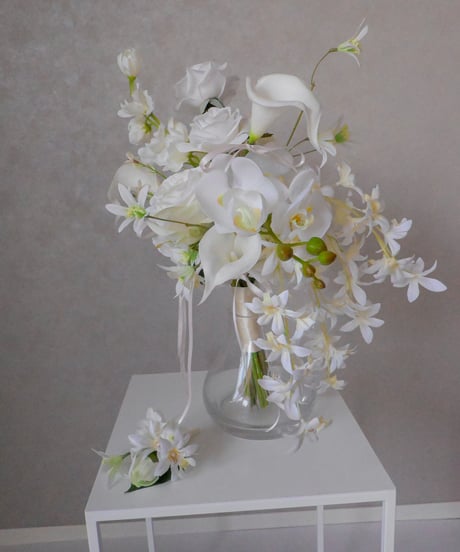 【ブートニア付き】垂れリボンが揺れる韓国スタイル｜白カラー×ローズ×オーキッドの大人ブーケ｜アーティフィシャル