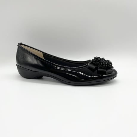 フラワービジュー付きエナメルパンプス　black