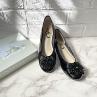 フラワービジュー付きエナメルパンプス　black