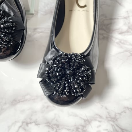 フラワービジュー付きエナメルパンプス　black