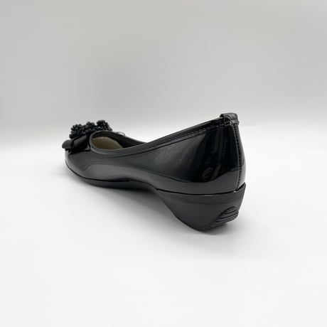 フラワービジュー付きエナメルパンプス　black