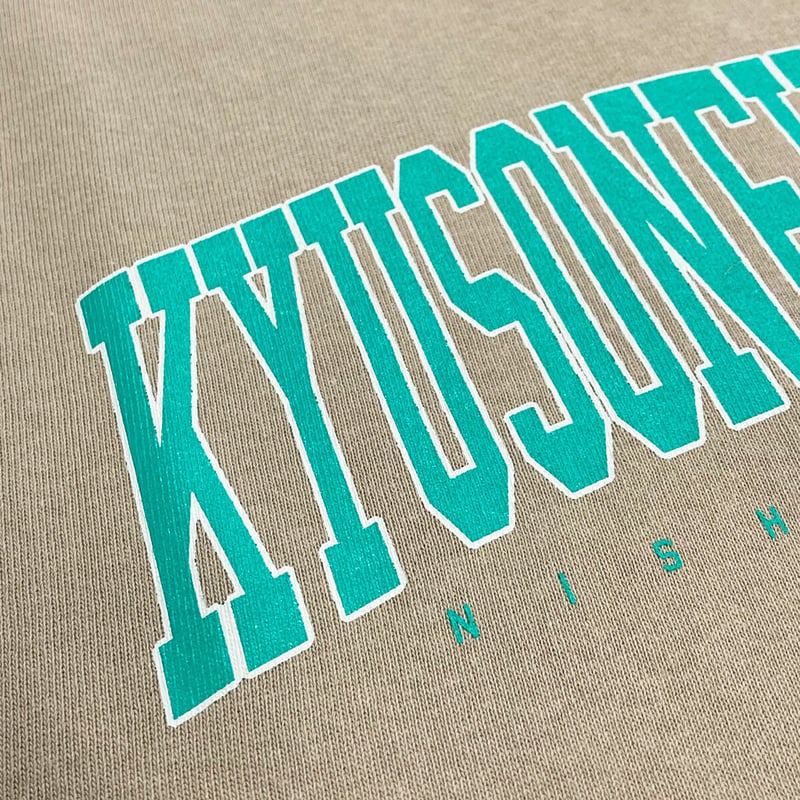 カレッジロゴTシャツ(アシッドカーキ) | KYUSONEKOKAMI OFFICIAL