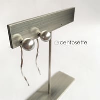 ライトグレーのクリスタルパール輝く3Wayツイストカービィピアス/サージカルステンレスへ金具変更可