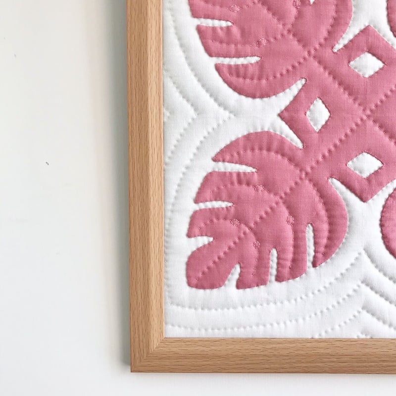 手縫い仕上げ》ハワイアンキルト壁掛け モンステラ（ピンク