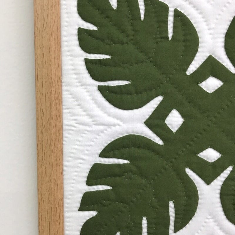 手縫い仕上げ》ハワイアンキルト壁掛け モンステラ（モスグリーン