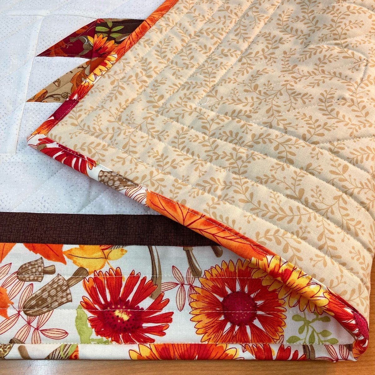 ハンドメイド リーフパターン キルト 約90cm x 90cm 秋のタペストリー メイプルリーフのキルトタペストリー | Quilt Shop PINEAPPLE