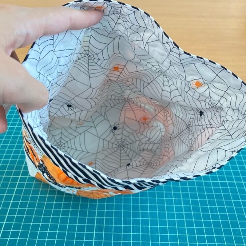 巾着　チャーム　ハンドメイド ミニチャームパックで作るパッチワーク巾着袋 Ellie | Quilt