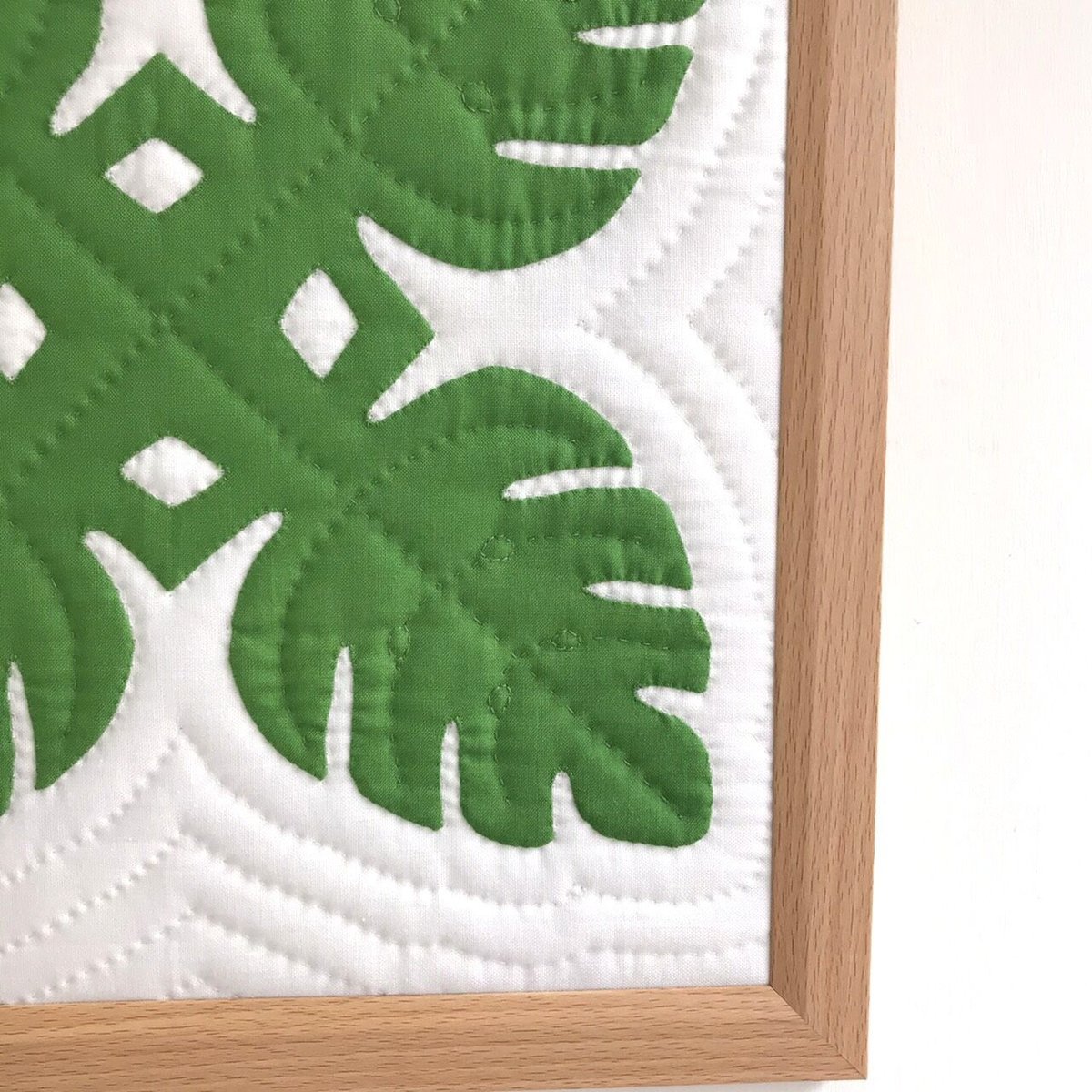 手縫い仕上げ》ハワイアンキルト壁掛け モンステラ（ライトグリーン