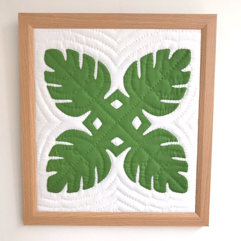 手縫い仕上げ》ハワイアンキルト壁掛け モンステラ（ライトグリーン