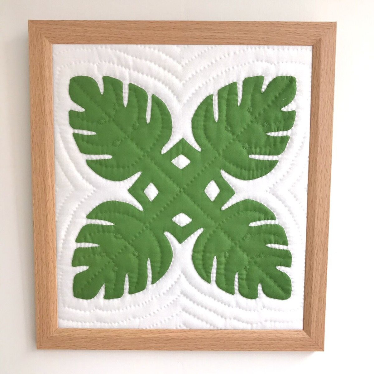 手縫い仕上げ》ハワイアンキルト壁掛け モンステラ（ライトグリーン