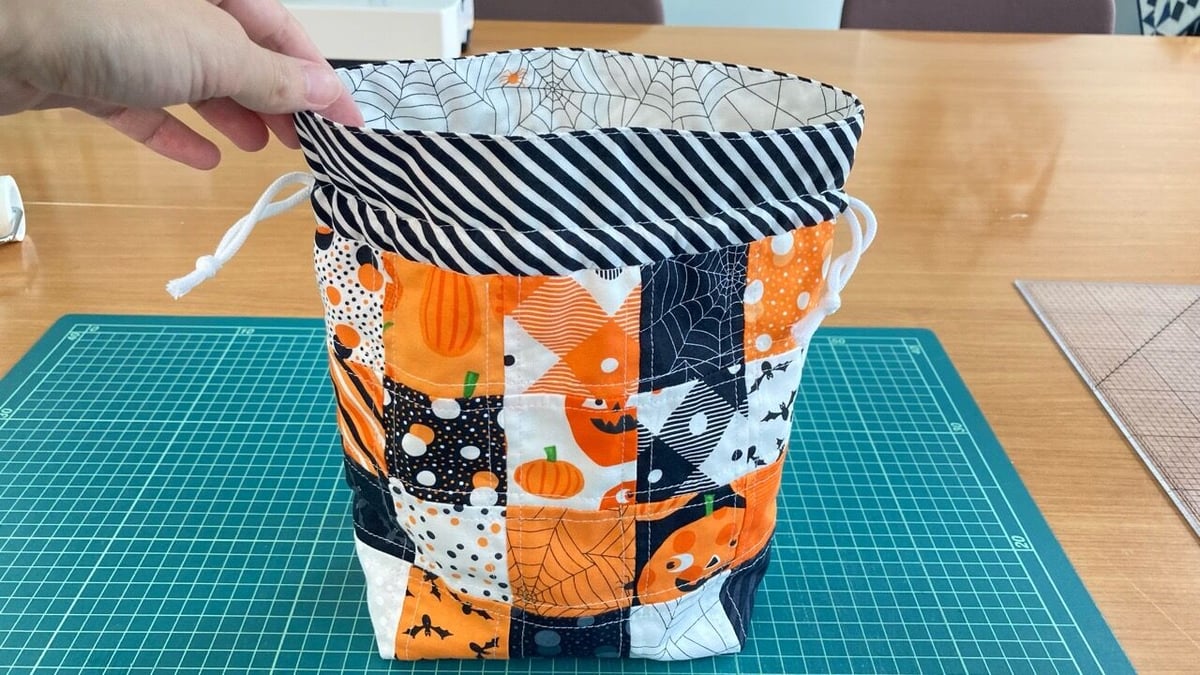 巾着　チャーム　ハンドメイド ミニチャームパックで作るパッチワーク巾着袋 Ellie | Quilt