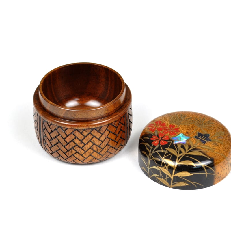 □山中漆器 嘉匠菴 中村 孝也作「黒柿 花篭香合 秋草蒔絵」な □山中漆器 嘉匠菴 中村 孝也作「黒柿 花篭香合 秋草蒔絵」な