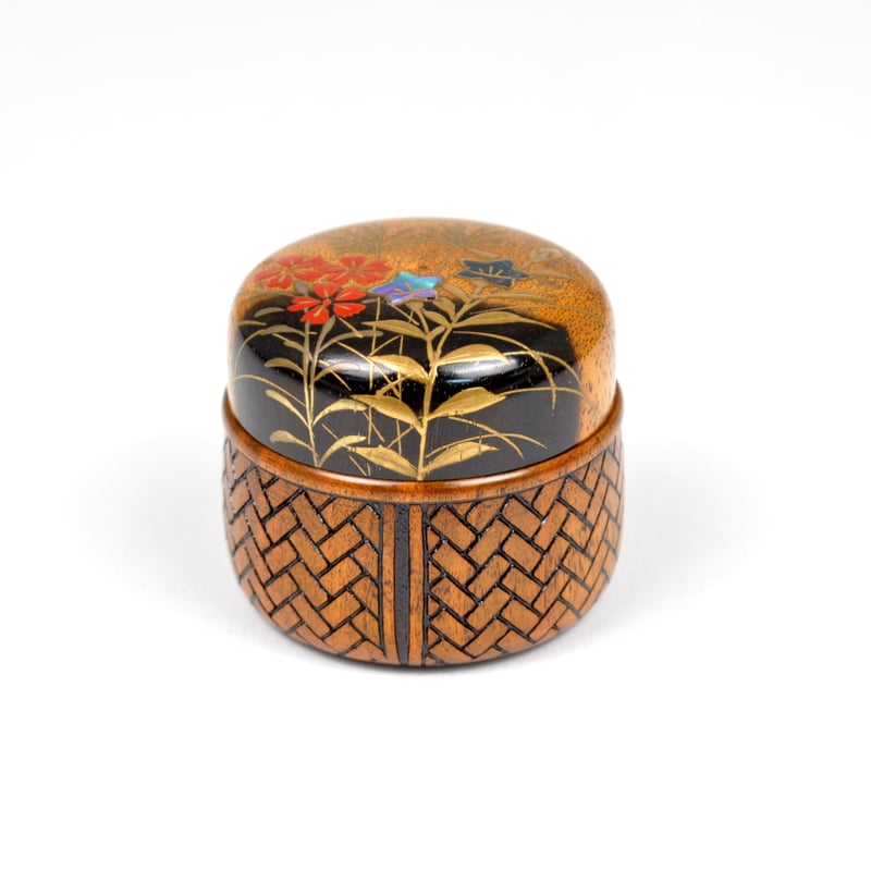 □山中漆器 嘉匠菴 中村 孝也作「黒柿 花篭香合 秋草蒔絵」な □山中漆器 嘉匠菴 中村 孝也作「黒柿 花篭香合 秋草蒔絵」な