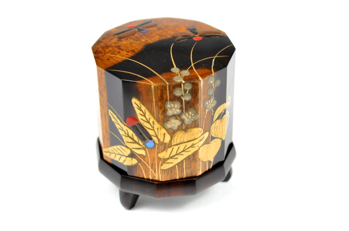 漆器 香合 金箔装飾 角型　中村宗悦　蔦蒔絵　黒柿入角香合 □山中漆器 嘉匠菴 中村 孝也作「黒柿12角香合 水草にほたる」な-0150