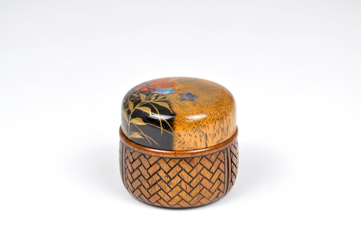 香合　茶道具　山中漆器　中村孝也作　新品　加賀蒔絵　高蒔絵　内金梨子地　日本製 □山中漆器 嘉匠菴 中村 孝也作「蔦 高香合 梨地うさぎ蒔絵」な
