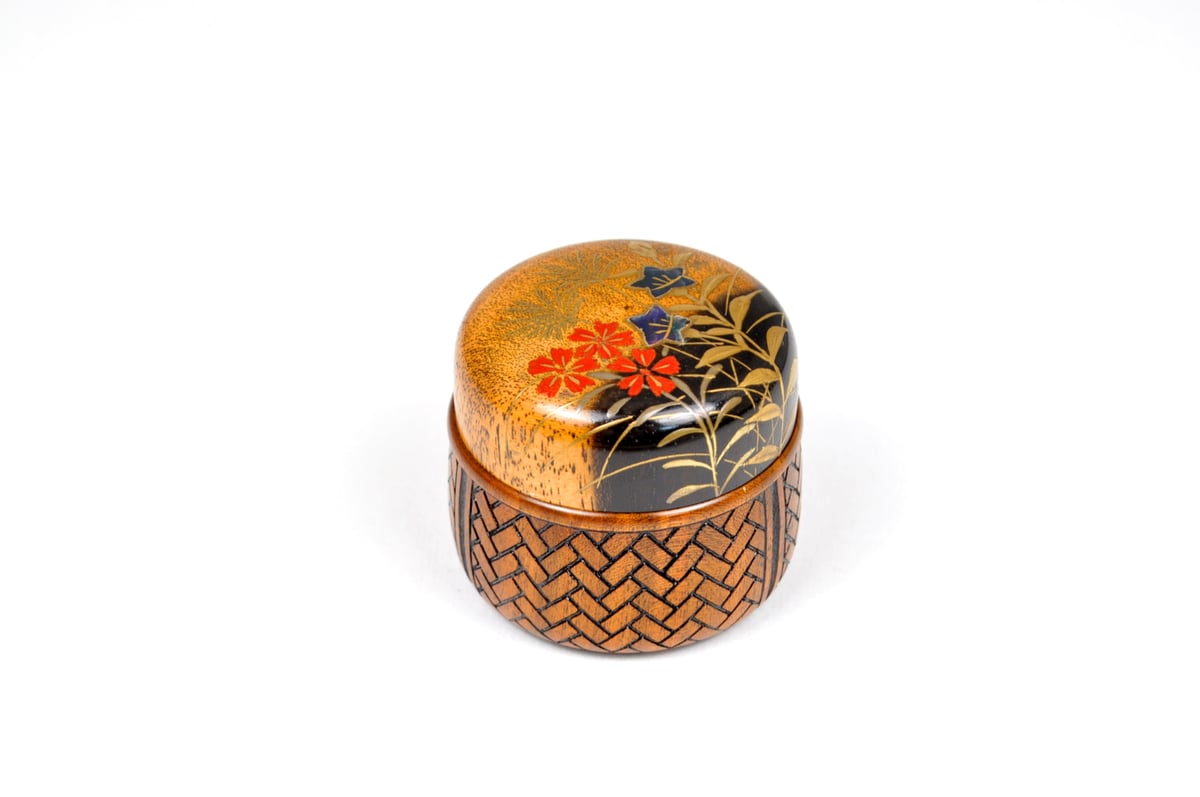 香合　茶道具　山中漆器　中村孝也作　新品　加賀蒔絵　高蒔絵　内金梨子地　日本製 □山中漆器 嘉匠菴 中村 孝也作「黒柿 花篭香合 秋草蒔絵」な