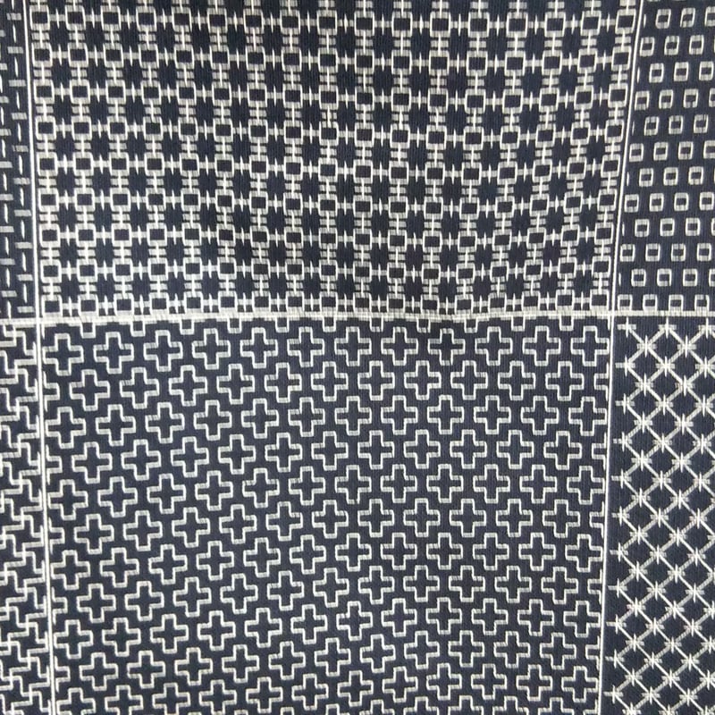 刺し子テーブルセンター 【やさしい色の四角模様】 刺し子のテーブル