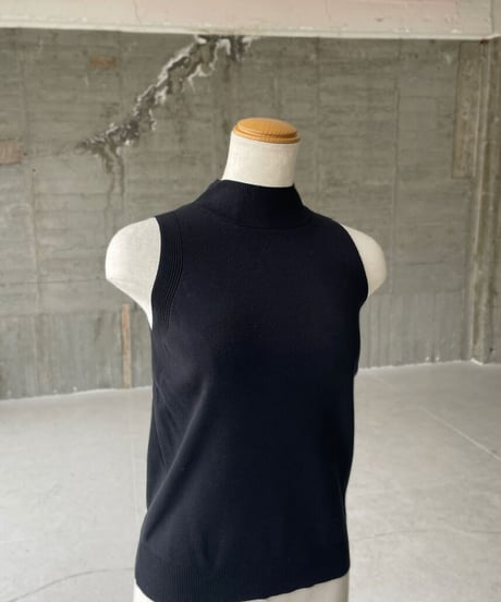 High neck nosleeve knit