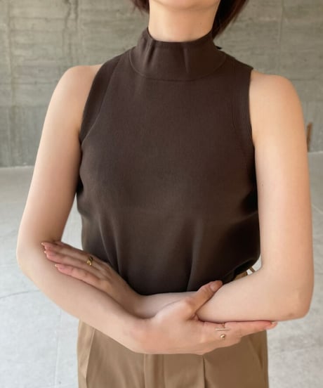 High neck nosleeve knit