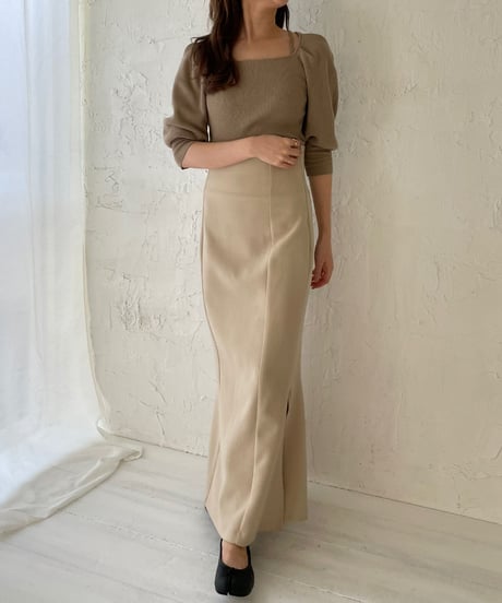 Design neck knit pullover