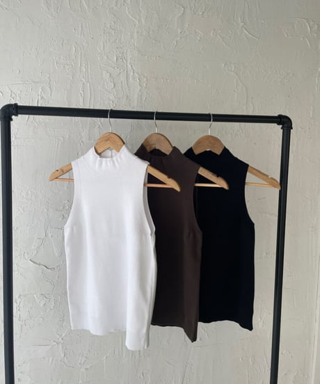 High neck nosleeve knit